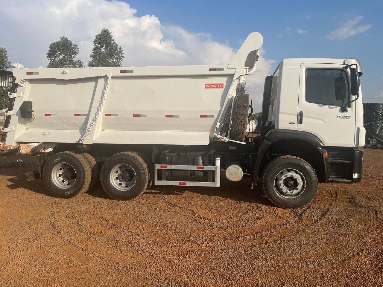 Caminhão Basculante foto 2